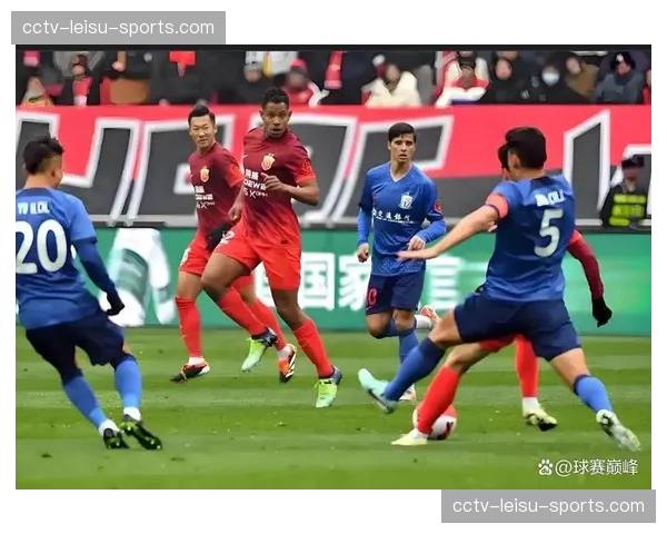 保级压力下的温情：濒临降级球队发起社区关怀活动，与球迷共渡难关