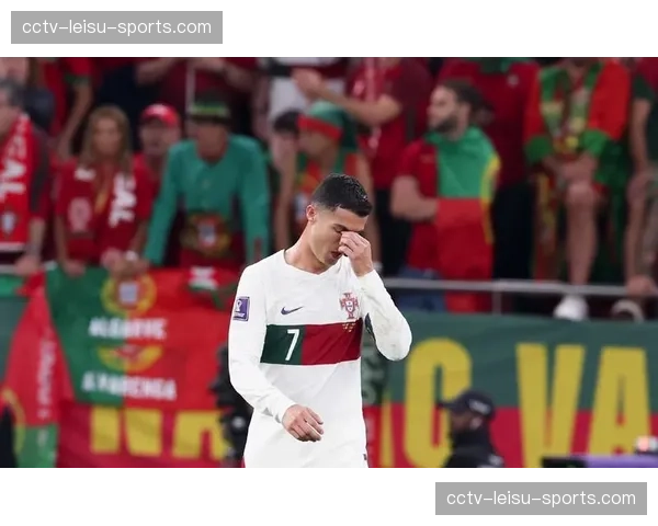 特写：终场哨响，老将帕耶被南特主场球迷掌声包围